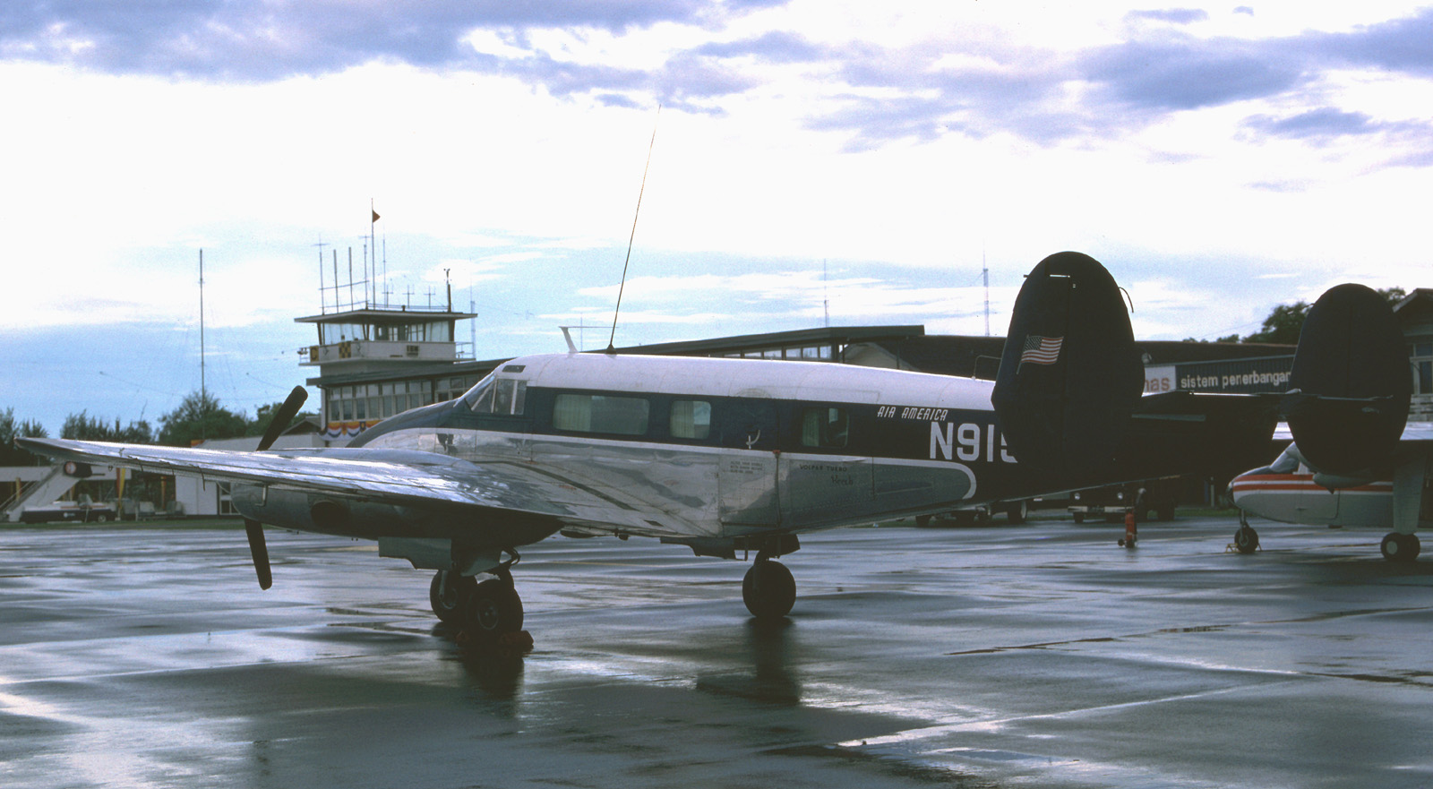 Air_America_Beech_18_reduced
