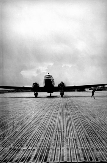 payette-107-On-the-roll-Air-Viet-Nam-CanTho-Airfield-1965-360x550